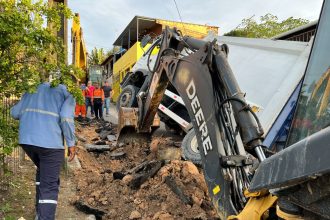 Prefeitura de Manaus reforça ação integrada para recuperar via afetada no Parque São Pedro
