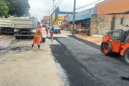 Prefeitura de Manaus conclui obra de contenção de erosão e avança com recuperação asfáltica na avenida Autaz Mirim