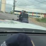 Policiais militares auxiliam cadeirante em via íngreme e garantem deslocamento com segurança na zona norte de Manaus