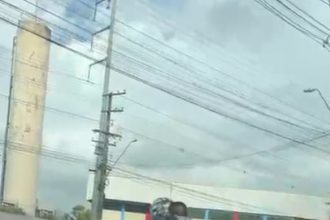 Policiais militares auxiliam cadeirante em via íngreme e garantem deslocamento com segurança na zona norte de Manaus