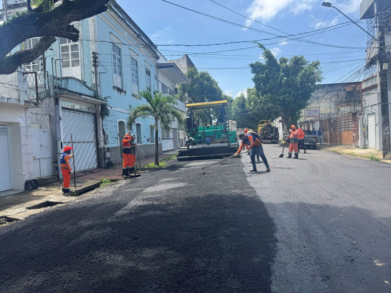 Prefeitura de Manaus intensifica recapeamento no Centro e aplica cerca de 280 toneladas de asfalto