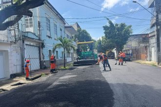 Prefeitura de Manaus intensifica recapeamento no Centro e aplica cerca de 280 toneladas de asfalto