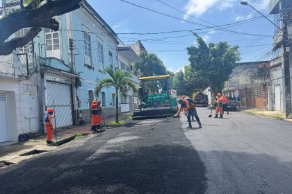 Prefeitura de Manaus intensifica recapeamento no Centro e aplica cerca de 280 toneladas de asfalto