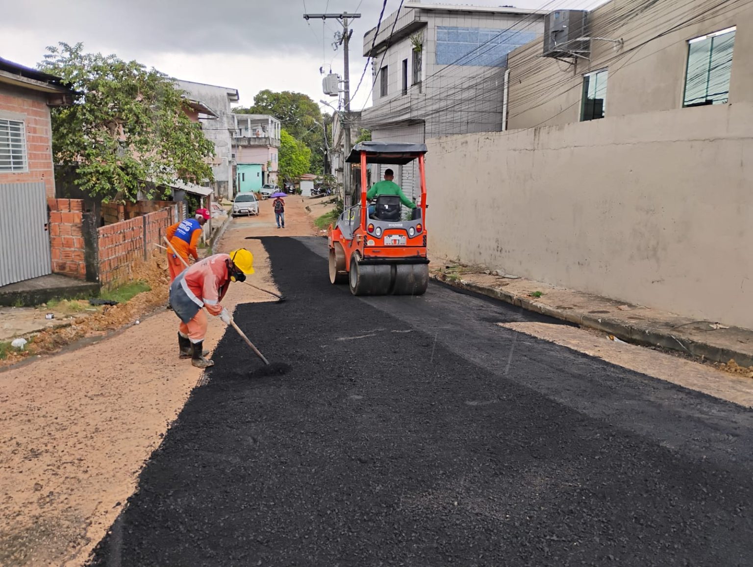 Prefeitura de Manaus intensifica recuperação asfáltica na zona Oeste e garante mais segurança no bairro Lírio do Vale