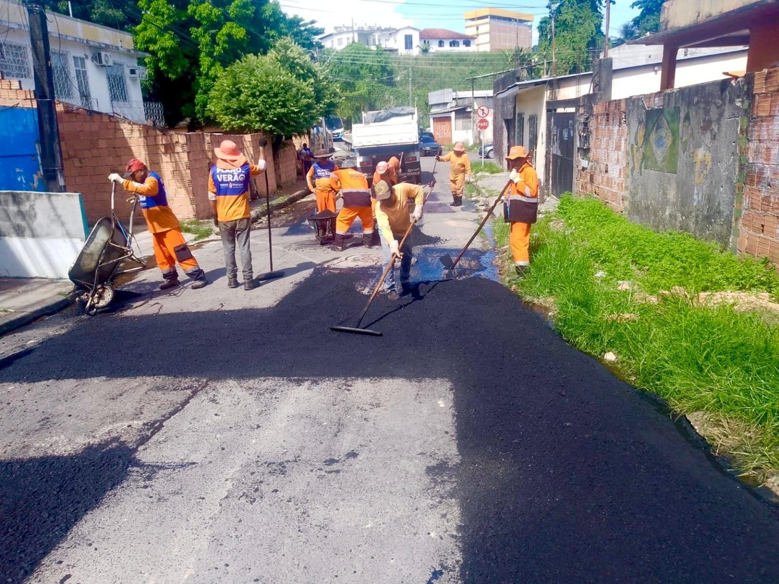 Prefeitura de Manaus intensifica recuperação asfáltica na zona Sul e leva mais mobilidade ao bairro Petrópolis