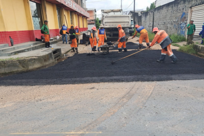 Prefeitura de Manaus intensifica serviços de recuperação viária no bairro Cidade Nova 