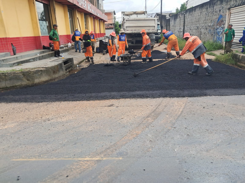 Prefeitura de Manaus intensifica serviços de recuperação viária no bairro Cidade Nova 