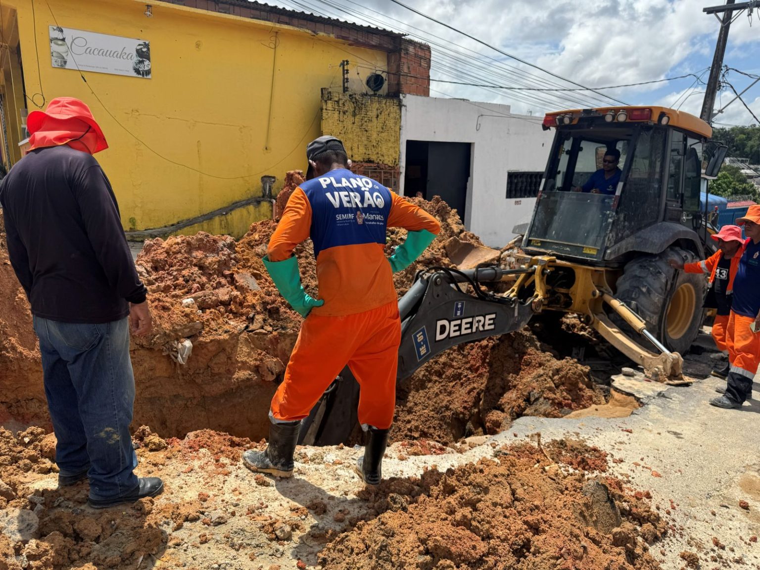 Prefeitura de Manaus realiza manutenção de drenagem no conjunto Manoa e recupera trecho afetado por cratera