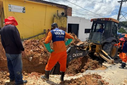 Prefeitura de Manaus realiza manutenção de drenagem no conjunto Manoa e recupera trecho afetado por cratera