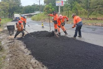 Prefeitura de Manaus reforça mobilidade no bairro Jorge Teixeira com manutenção asfáltica no ramal do Brasileirinho