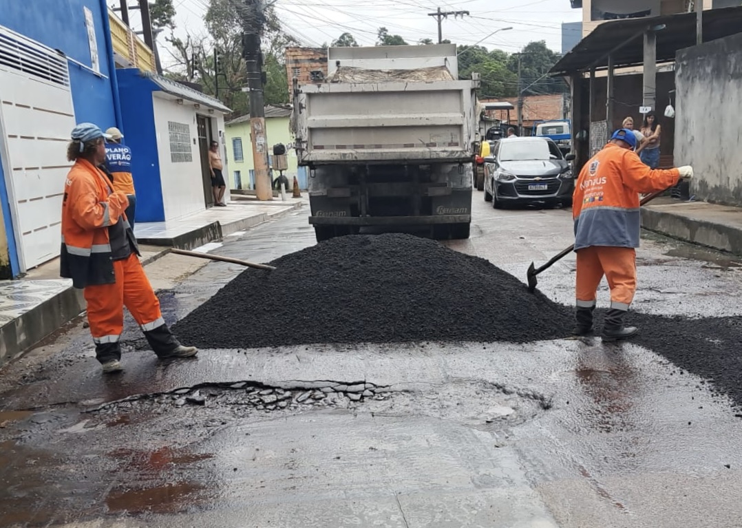 Prefeitura de Manaus transforma rua do conjunto Riacho Doce com novo asfalto