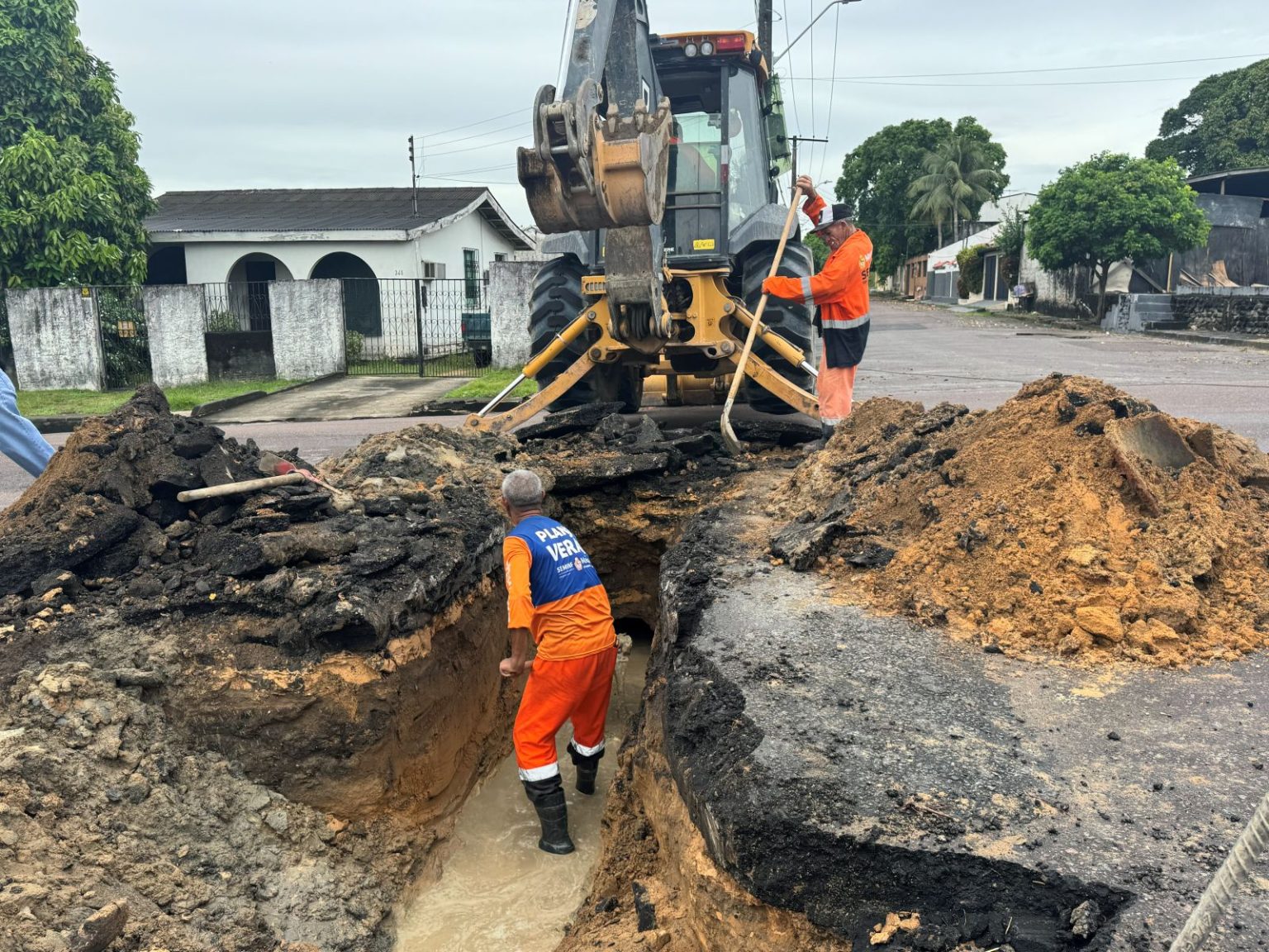 Prefeitura intensifica recuperação de drenagem profunda no Aleixo e garante mais segurança à população