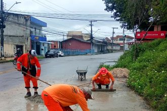 Prefeitura de Manaus avança com obras de drenagem e reconstrói calçada na rua José Romão, no São José