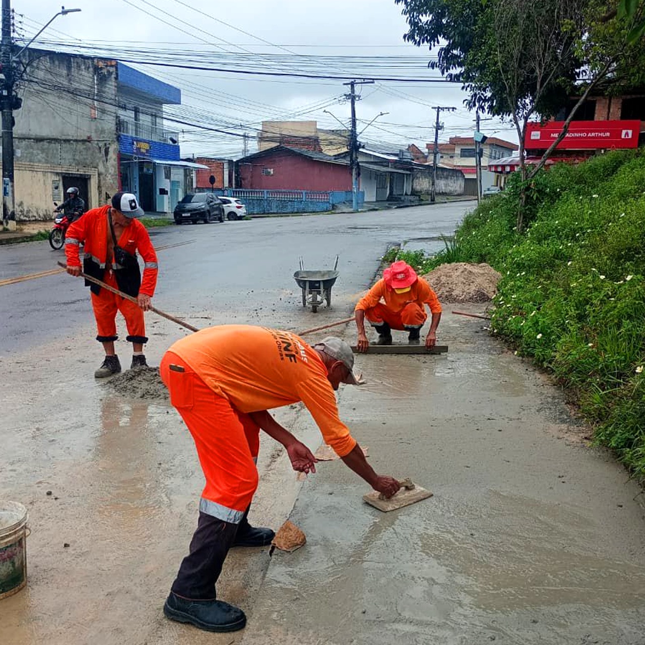 Prefeitura de Manaus avança com obras de drenagem e reconstrói calçada na rua José Romão, no São José