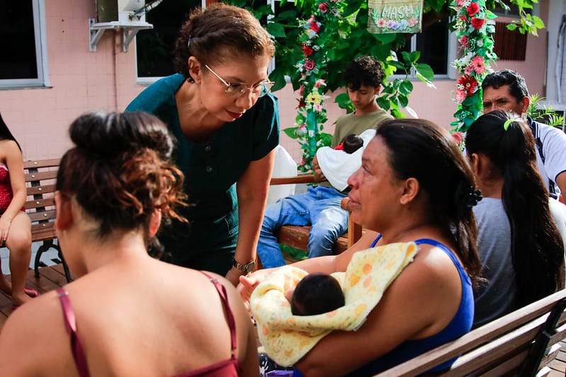 Na maternidade Azilda Marreiro, banho de sol de bebês também é momento de acolhimento às mães, no pós-parto