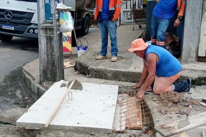Prefeitura de Manaus implanta nova tampa em caixa coletora e reforça drenagem em via no bairro Jorge Teixeira