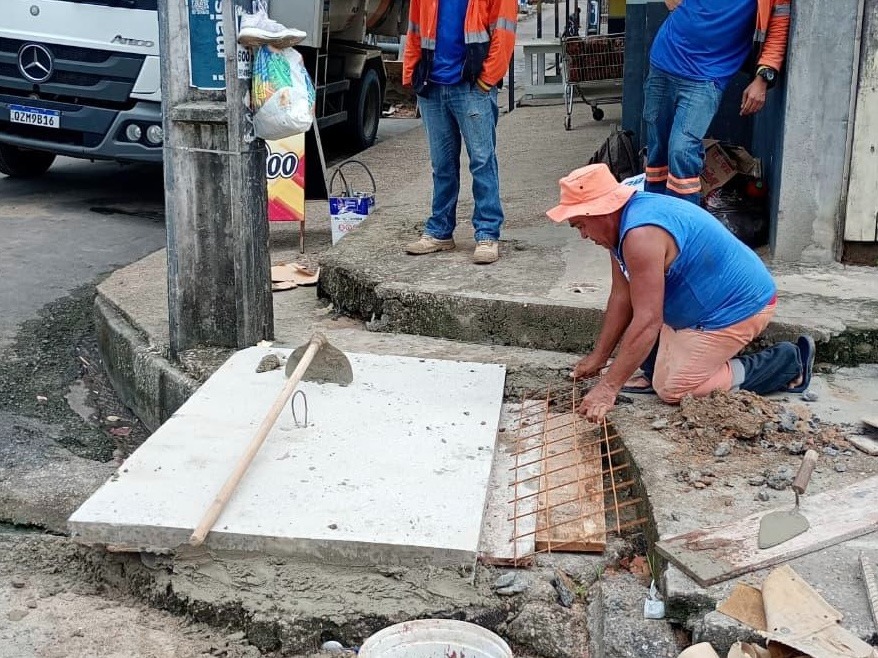 Prefeitura de Manaus implanta nova tampa em caixa coletora e reforça drenagem em via no bairro Jorge Teixeira