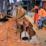 Prefeitura realiza obra de drenagem profunda no bairro Compensa 3 para melhorar o escoamento das águas das chuvas