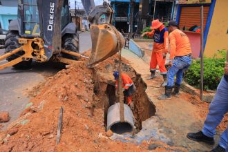 Prefeitura realiza obra de drenagem profunda no bairro Compensa 3 para melhorar o escoamento das águas das chuvas