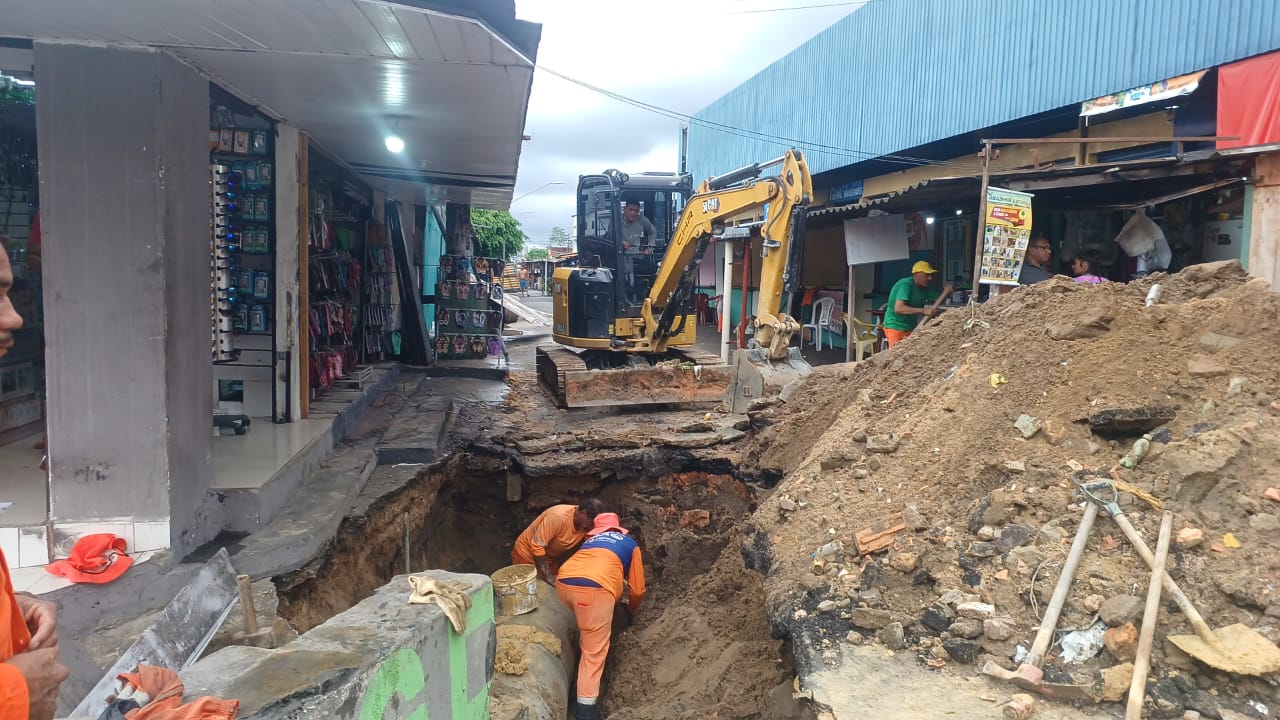 Prefeitura de Manaus avança com substituição de 50 metros da rede de drenagem em área comercial do bairro Betânia