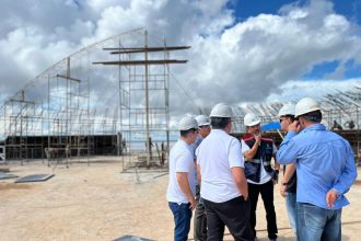Visita técnica no parque Encontro das Águas Rosa Almeida aponta evolução da obra da prefeitura que vai criar novo cartão-postal de Manaus