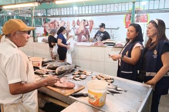 Visa Manaus conclui operação ‘Semana Santa’ com orientações a comerciantes de pescado da zona Oeste