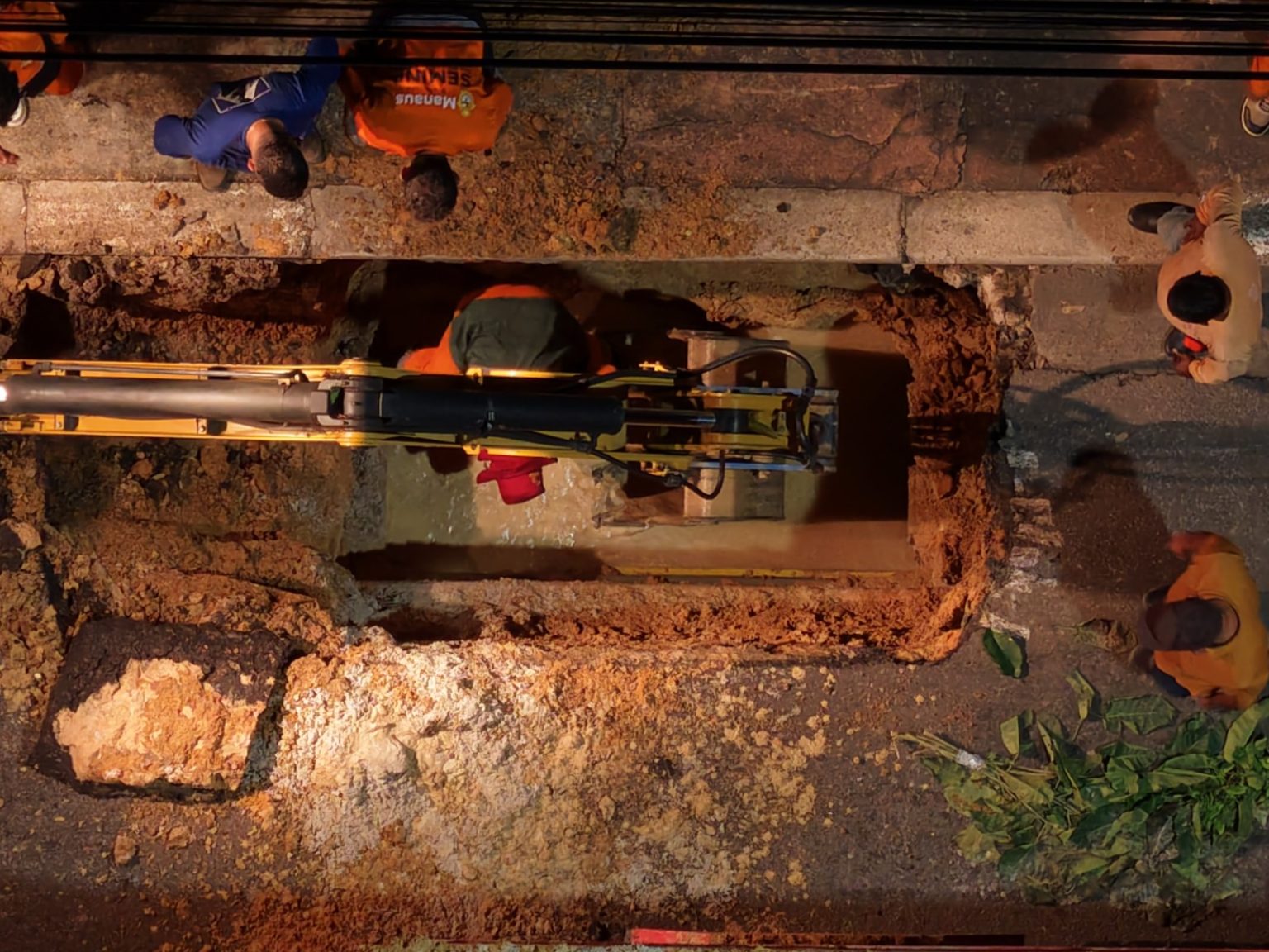 Força-tarefa noturna da Prefeitura de Manaus restabelece drenagem na avenida Djalma Batista