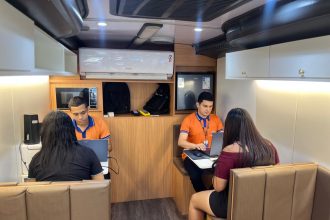 Prefeitura de Manaus leva emissão do cartão ‘PassaFácil’ ao bairro Puraquequara