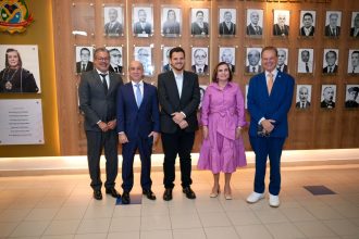 Prefeito Renato Junior realiza visita institucional ao TCE-AM e reforça diálogo entre os poderes para o desenvolvimento de Manaus