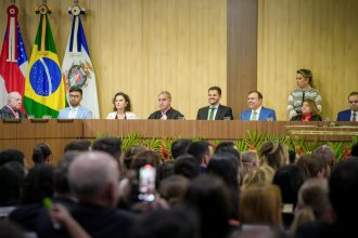 Prefeito Renato Junior prestigia posse de novos juízes do TJ-AM e destaca fortalecimento institucional entre município e Judiciário