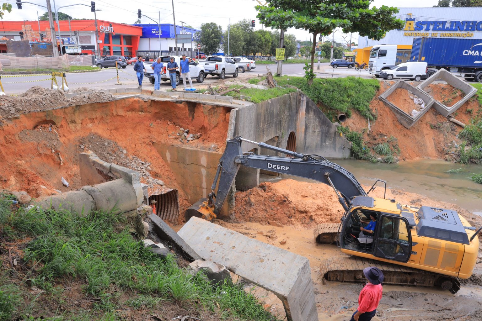 Prefeitura de Manaus intensifica obras no igarapé do Passarinho e garante segurança na avenida José Henrique Bentes