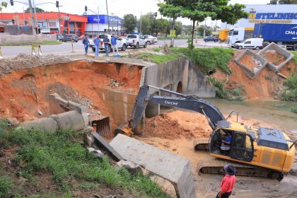 Prefeitura de Manaus intensifica obras no igarapé do Passarinho e garante segurança na avenida José Henrique Bentes