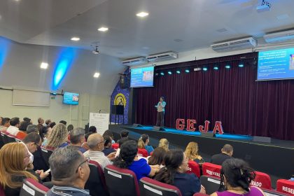 Prefeitura de Manaus debate dever do Estado na garantia da educação básica com foco na EJA