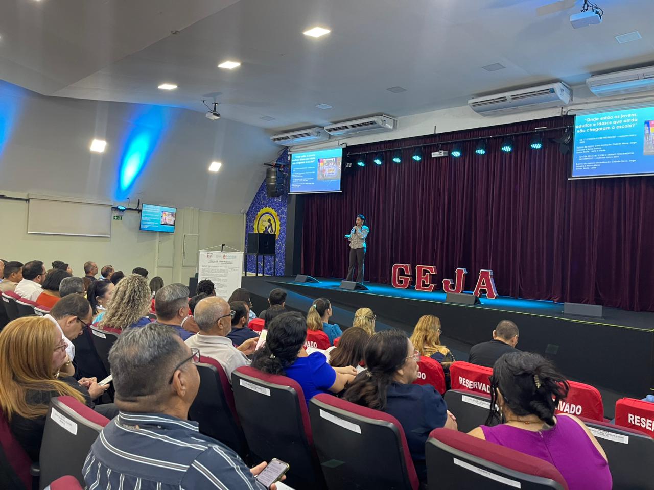 Prefeitura de Manaus debate dever do Estado na garantia da educação básica com foco na EJA