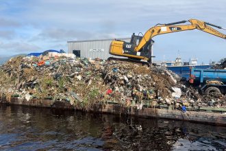 Prefeitura conclui transbordo de resíduos sólidos do mês de março e reforça combate ao lixo na orla do rio Negro