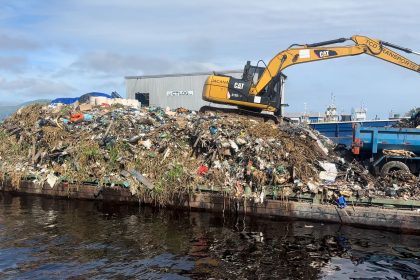 Prefeitura conclui transbordo de resíduos sólidos do mês de março e reforça combate ao lixo na orla do rio Negro