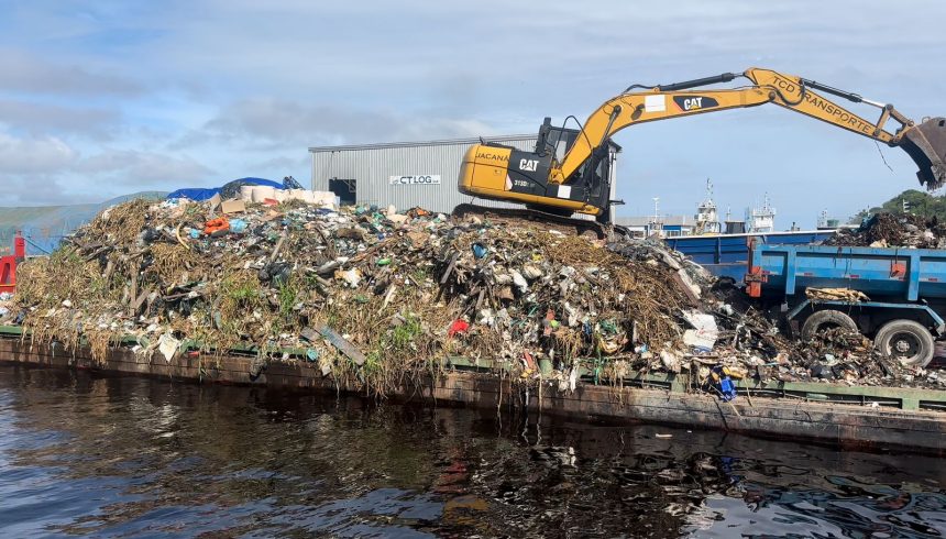 Prefeitura conclui transbordo de resíduos sólidos do mês de março e reforça combate ao lixo na orla do rio Negro