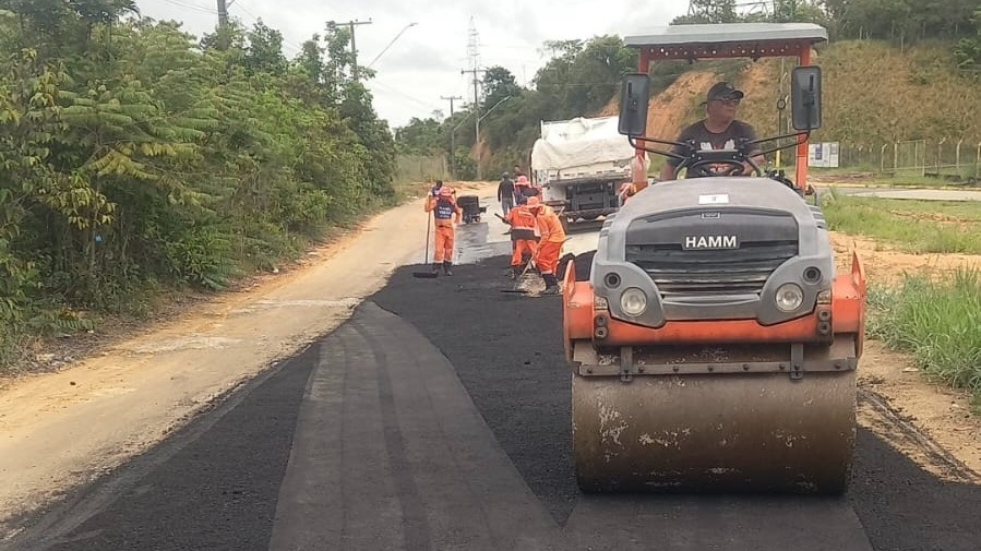 Prefeitura de Manaus intensifica recuperação asfáltica na zona Leste e garante mais mobilidade na comunidade Coração de Mãe