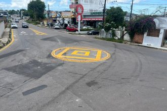 Prefeitura de Manaus reforça sinalização viária e implanta minirrotatória no Lírio do Vale para ordenar trânsito