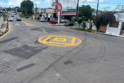 Prefeitura de Manaus reforça sinalização viária e implanta minirrotatória no Lírio do Vale para ordenar trânsito