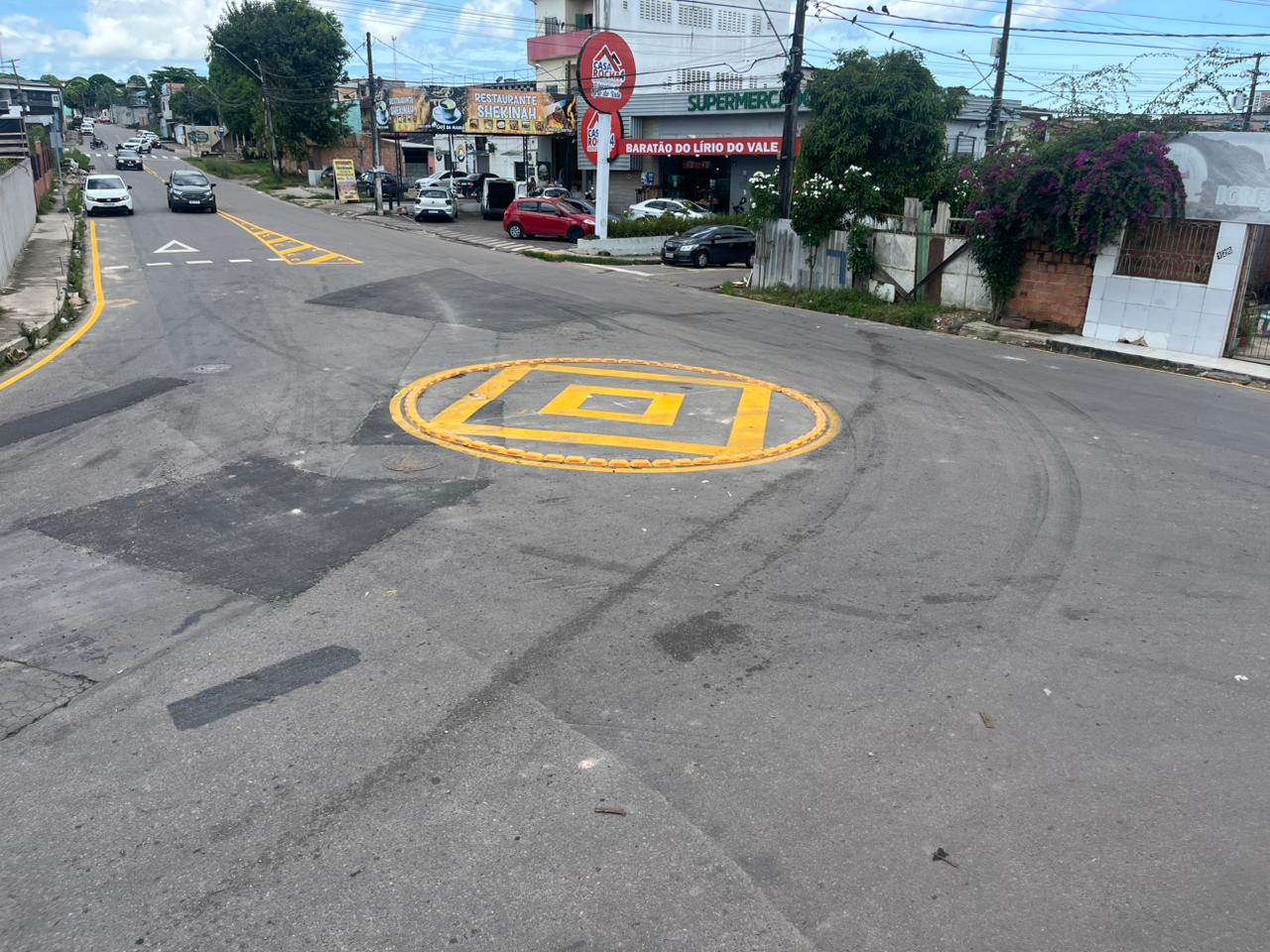 Prefeitura de Manaus reforça sinalização viária e implanta minirrotatória no Lírio do Vale para ordenar trânsito