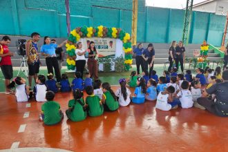 Alunos da educação infantil da prefeitura participam de jogos indígenas e vivenciam tradições na zona Oeste de Manaus