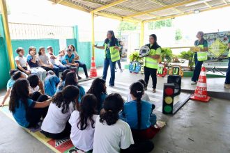 Prefeitura de Manaus leva atividade lúdica de trânsito à escola do bairro Colônia Antônio Aleixo
