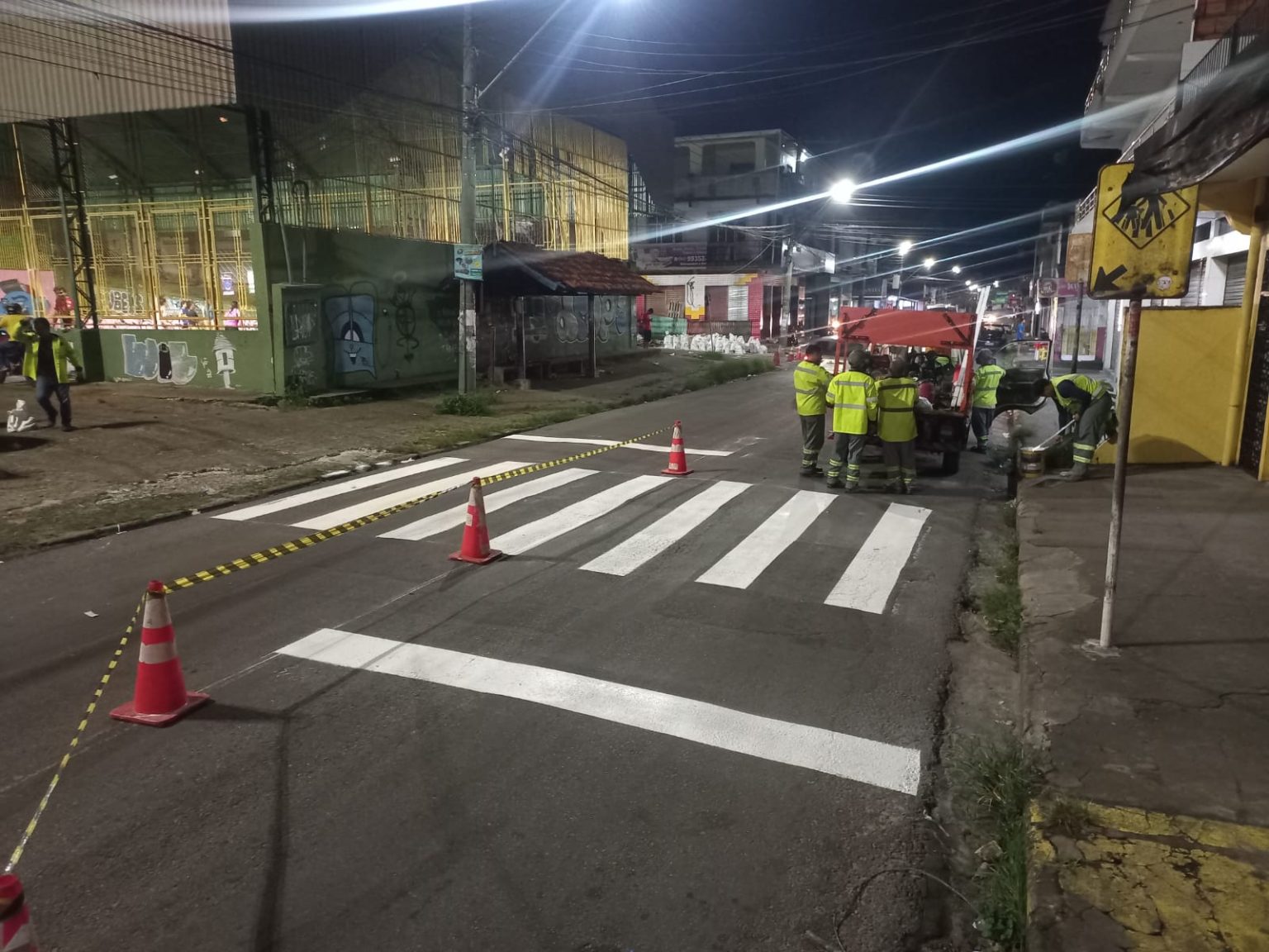 Prefeitura leva sinalização viária para ampliar segurança no trânsito na zona Oeste da capital