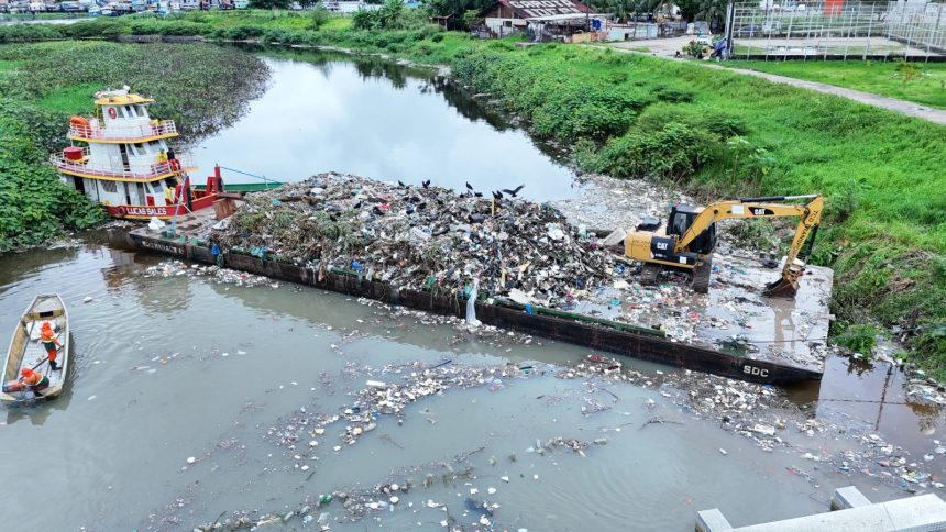 Prefeitura de Manaus já retirou mais de mil toneladas de resíduos da orla do rio Negro em 2026
