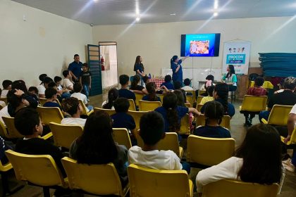 Procon Manaus realiza ação sobre direitos do consumidor em escola da zona Leste