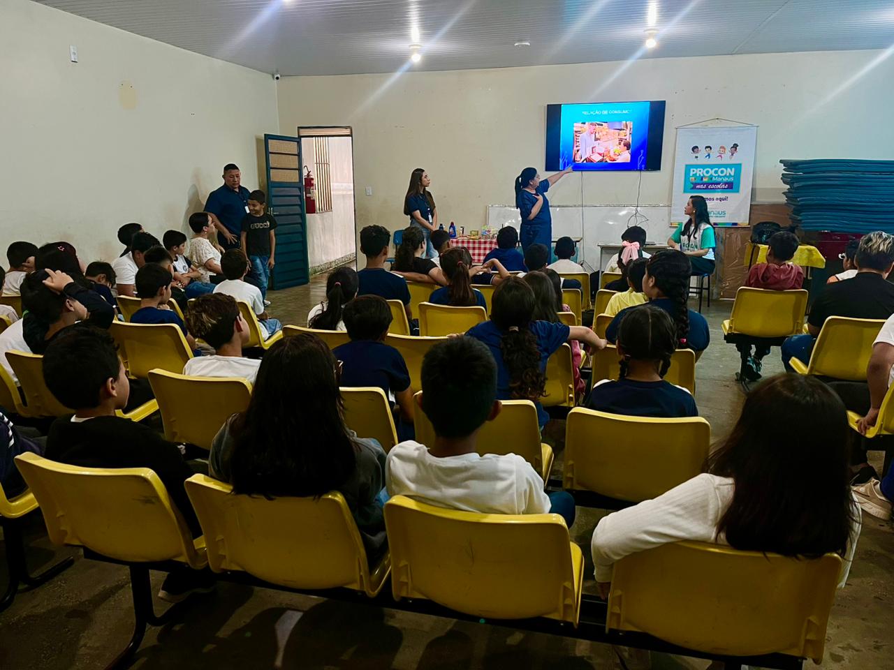 Procon Manaus realiza ação sobre direitos do consumidor em escola da zona Leste