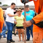 Prefeito Renato Junior vai para as ruas e fiscaliza serviços de tapa-buracos no bairro Gilberto Mestrinho