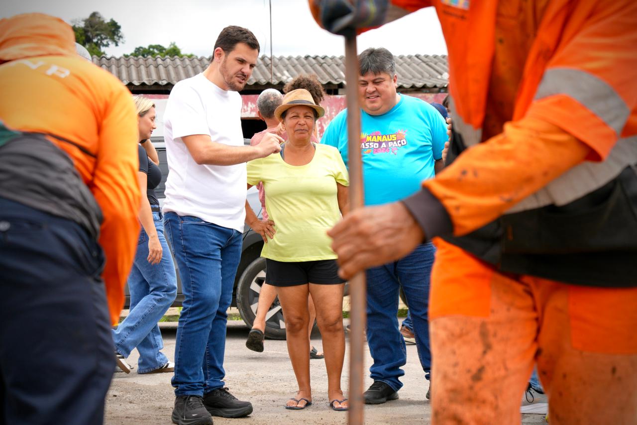 Prefeito Renato Junior vai para as ruas e fiscaliza serviços de tapa-buracos no bairro Gilberto Mestrinho