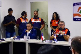 Defesa Civil do Amazonas reúne prefeitos e Associação Amazonense de Municípios para alinhar estratégias de enfrentamento à vazante de 2026